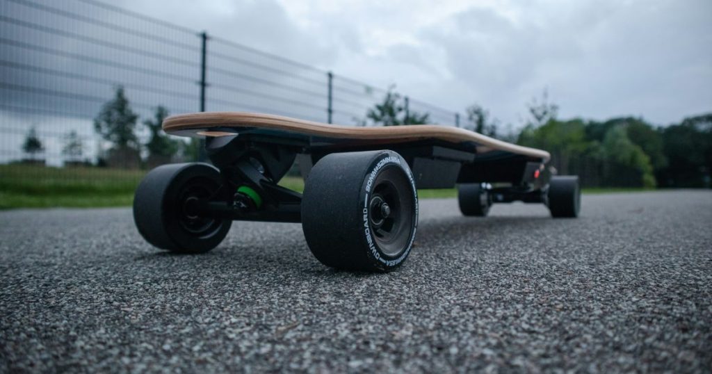 Električni skejtboard na asfaltu