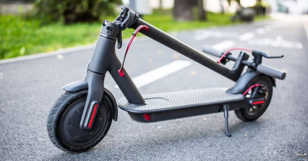 Sklopivi električni romobil na asfaltu