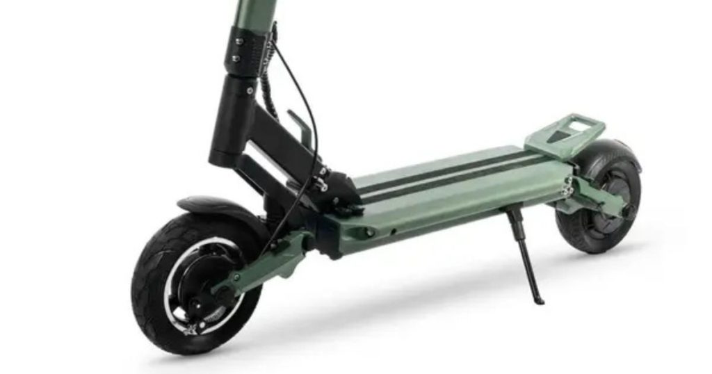 Sportski električni romobil parkiran