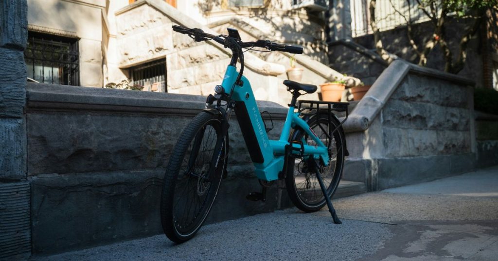 gradsko električno biciklo plave boje