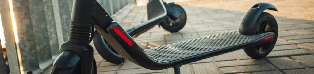dva parkirana električna romobila