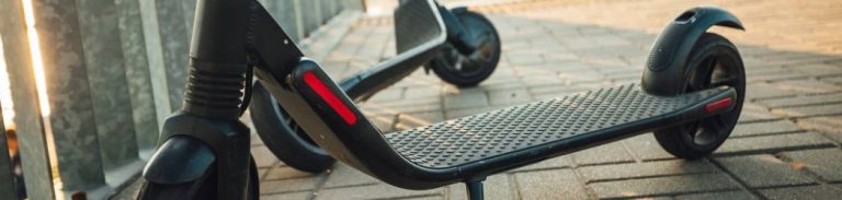 dva parkirana električna romobila