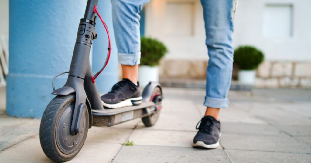 električni romobil Ninebot KickScooter ES1 sa vozačem