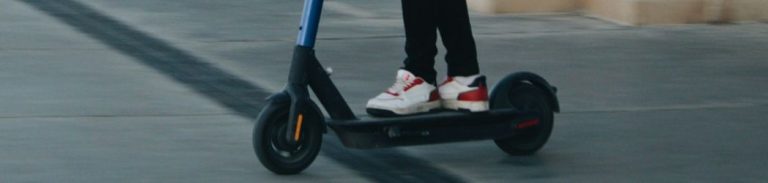 električni romobil u vožnji