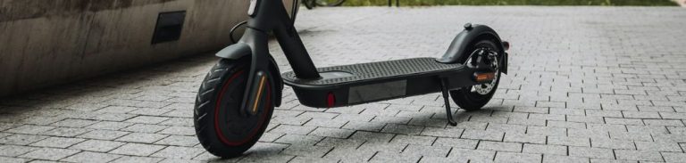 parkirani sivi gradski električni romobil