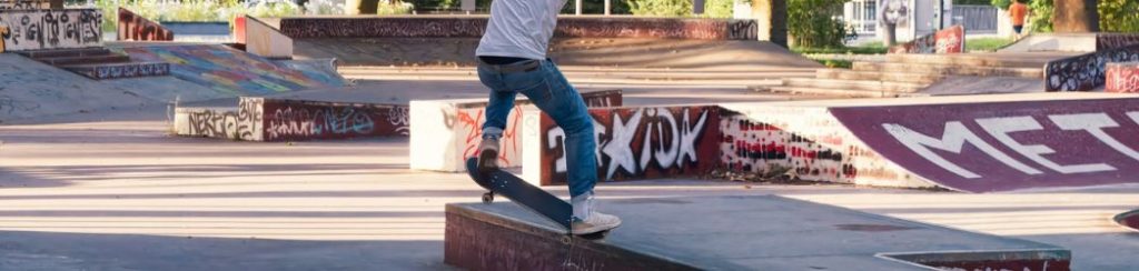 skejtboard park i osoba na skejtboardu
