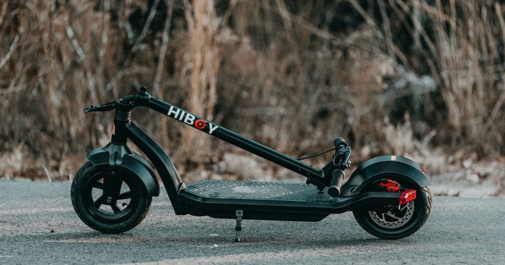 električni romobil preklopljen i parkiran