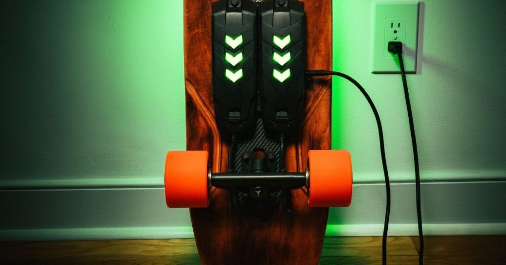 električni skateboard na punjenju baterije